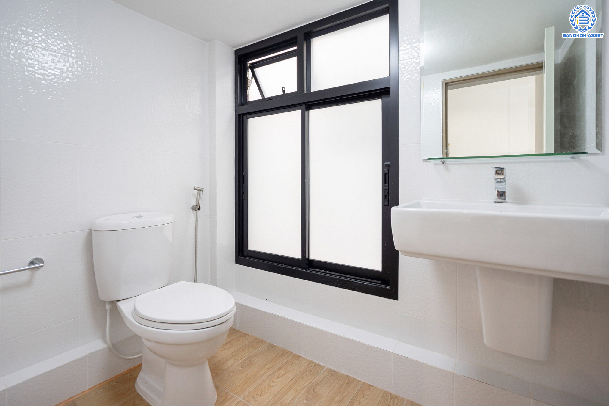 บ้านมือสองตกแต่งใหม่ ม.บ้านสวน5 กลางเมือง พิบูลย์สงคราม บ้านแฝด 3 ชั้น หลังมุม เนื้อที่ 39.4 ตร.ว. ฟังก์ชัน 4 ห้องนอน 3 ห้องน้ำ จอดรถได้ 2 คัน ราคาคุ้มสุดในย่านนี้! บนสุดยอดทำเล! เชื่อมถนนพิบูลย์สงคราม, วงศ์สว่าง, นครอินทร์ และติวานนท์ ใกล้จุดขึ้นทางด่วนศรีรัช-วงแหวนรอบนอก และรถไฟฟ้า "สถานีแยกติวานนท์"